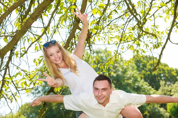 Feliz pareja teniendo una cita romántica en el parque — Foto de Stock