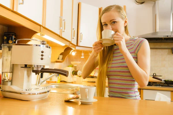 Frau in Küche kocht Kaffee aus Maschine — Stockfoto