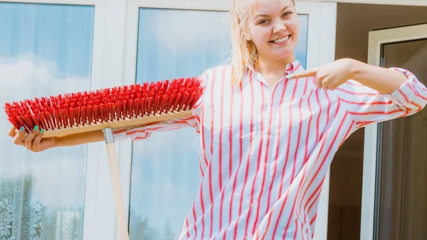 ᐈ Barrer el patio imágenes de stock, fotos mujer barriendo el patio