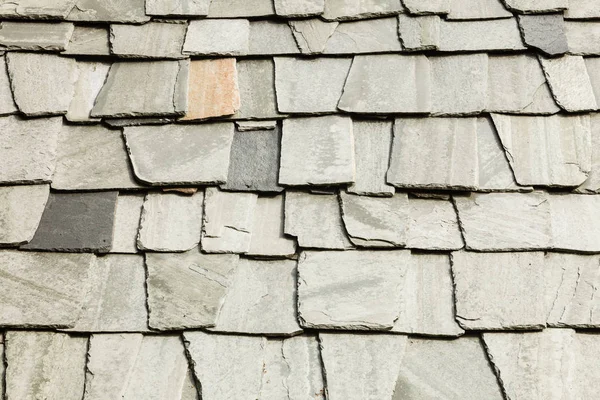 Gros plan de tuiles de toit en pierre gris foncé — Photo