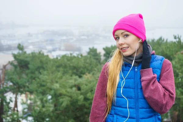 Mujer con ropa deportiva ejercitándose al aire libre durante el otoño —  Fotos de Stock