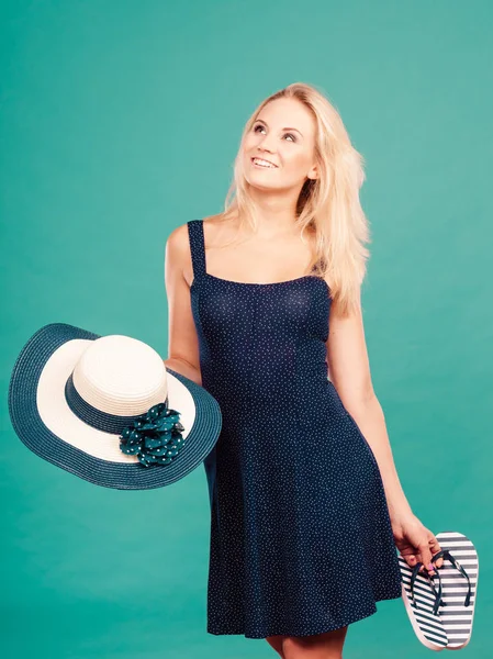 Жінка в сукні тримає сонячний капелюх фліп-флоп — стокове фото