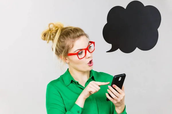 Focused business woman looking at phone, thinking bubble — Stock Photo, Image