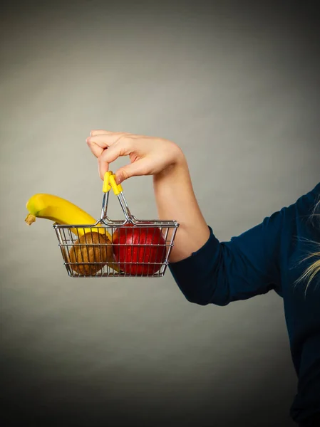 Kobieta trzyma koszyk z owocami, wewnątrz — Zdjęcie stockowe