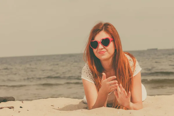 Kızıl saçlı yetişkin kadın sahilde yalan — Stok fotoğraf