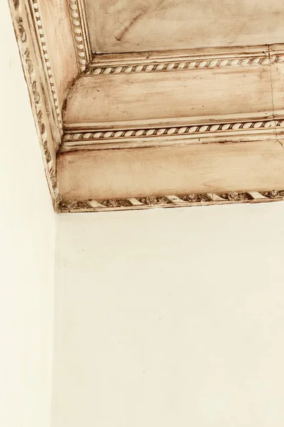 Dekorativa guld antika ornament på vit vägg — Stockfoto