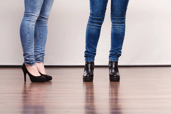Женские ноги в джинсовой обуви на каблуках — стоковое фото