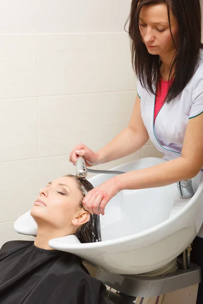 Peluquería lavando su cabello de cliente mujer —  Fotos de Stock