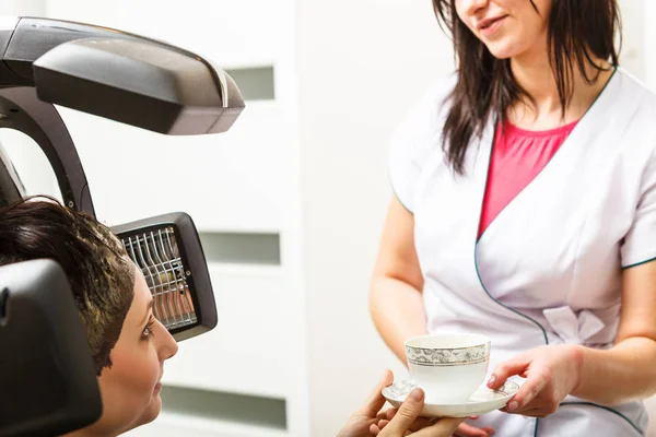 Parrucchiere dando la sua tazza di caffè cliente — Foto Stock