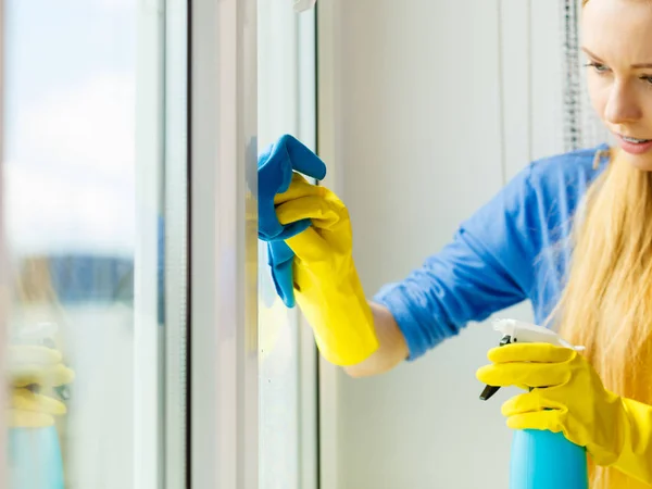 Chica ventana de limpieza en casa usando trapo detergente —  Fotos de Stock