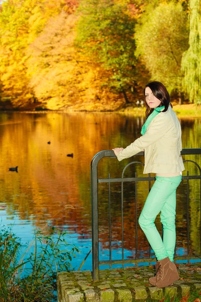 Donna che cammina nel parco durante l'autunno — Foto Stock