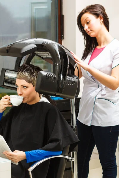 Mujer en peluquería, secando el cabello bajo la máquina —  Fotos de Stock