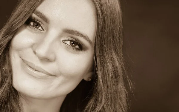 Retrato de una hermosa joven con maquillaje — Foto de Stock