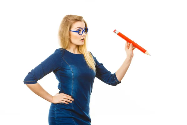 Mujer positiva sostiene lápiz grande en la mano — Foto de Stock