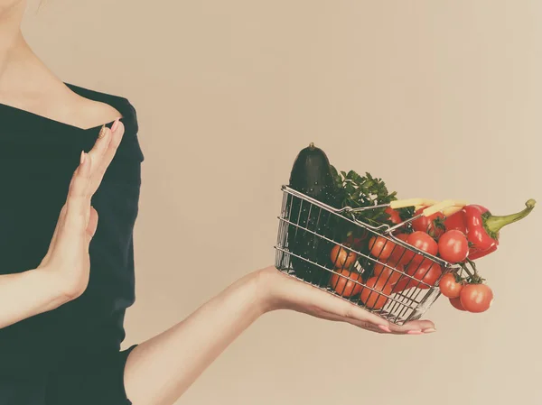 Mujer con verduras, stop gesture —  Fotos de Stock