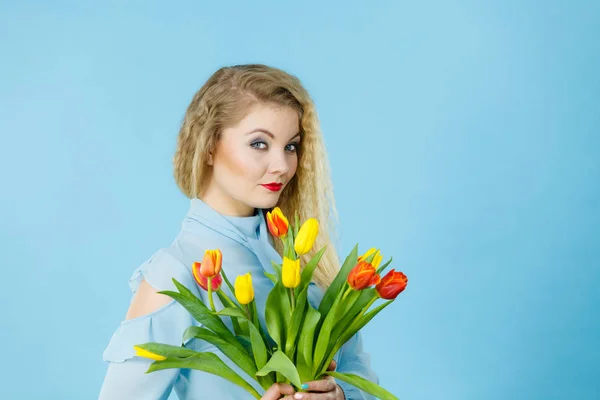 Hübsche Frau mit rotem gelben Tulpenstrauß — Stockfoto