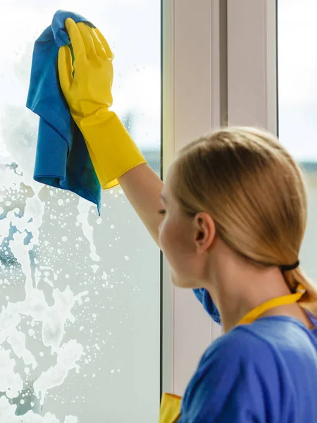 Chica ventana de limpieza en casa usando trapo detergente — Foto de Stock