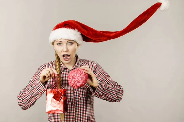 Christmas woman holding shopping bag and brain — Stock Photo, Image