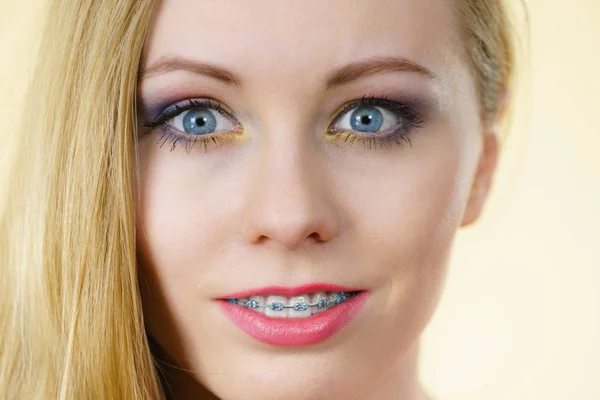 Kvinna med färgglad makeup — Stockfoto