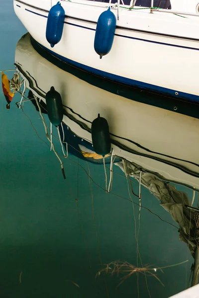 Suya yansıtan spor yat tekne yan — Stok fotoğraf