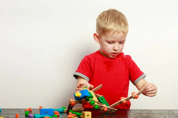 Kleine jongen spelen met speelgoed met plezier — Stockfoto