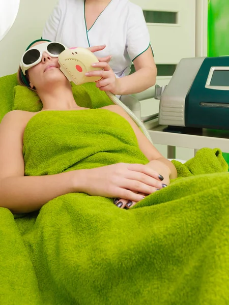 Kobieta leczona laserowo u kosmetyczki — Zdjęcie stockowe