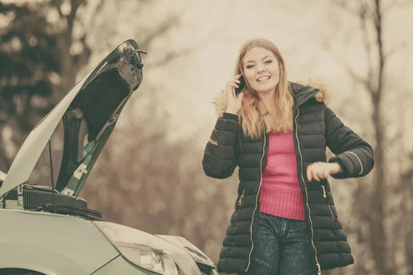 Uitgesplitst naar auto, vrouw bellen naar iemand — Stockfoto