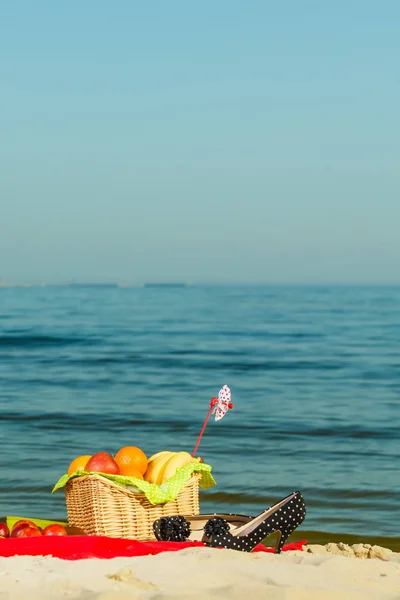 Cesta de picnic en manta cerca del mar — Foto de Stock