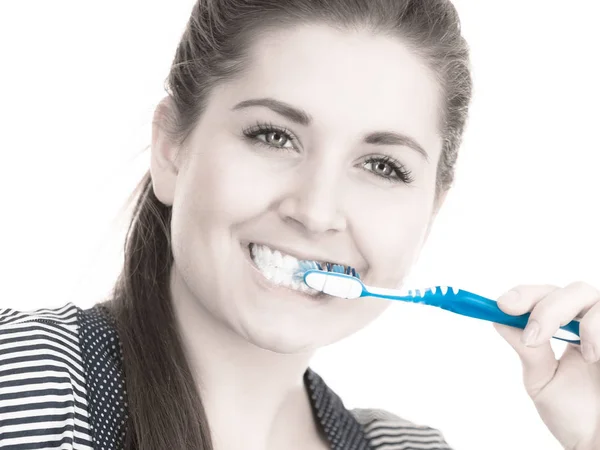 Жінка чистить зуби . — стокове фото