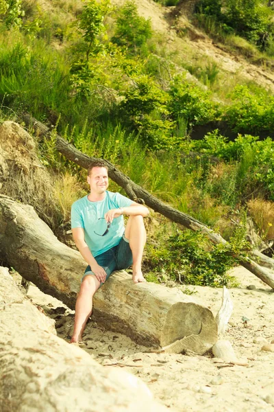 Beau homme relaxant sur la plage pendant l'été . — Photo