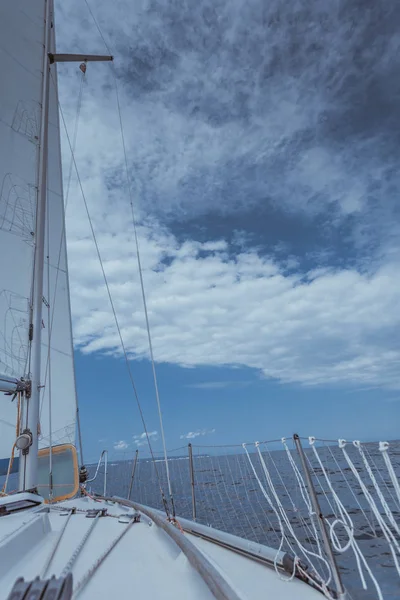 Iatismo em barco à vela durante o tempo ensolarado — Fotografia de Stock