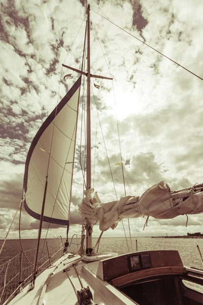 Yachting σε πανιά βάρκα κατά τη διάρκεια της ηλιόλουστο καιρό — Φωτογραφία Αρχείου