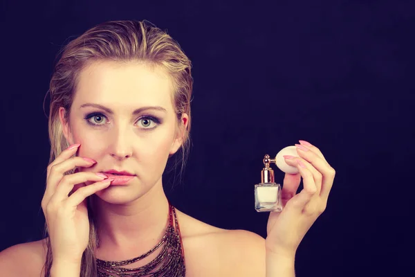 Güzel kadın parfüm tutan kolye ile — Stok fotoğraf