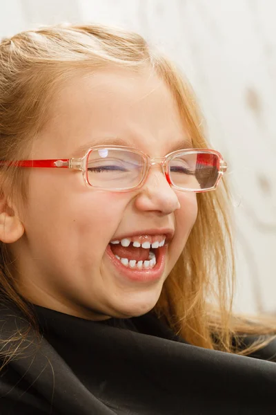 Щаслива дівчинка-малюк в окулярах — стокове фото