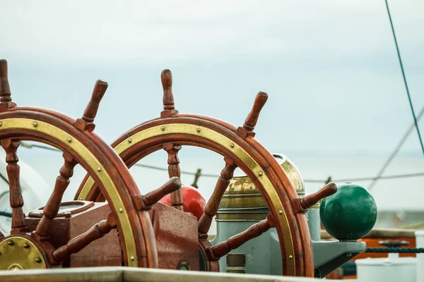 Primo piano del timone a bordo della nave o dello yacht — Foto Stock