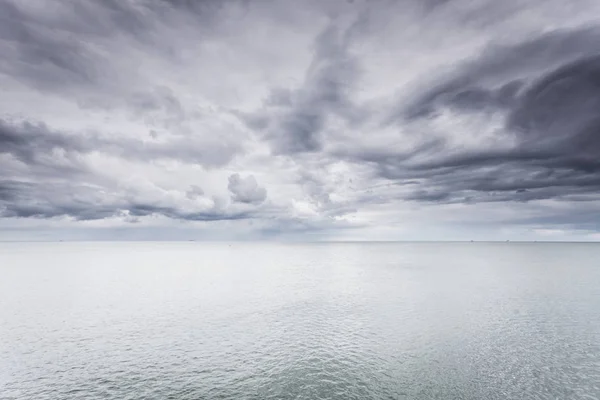 Tiro idílico de água do mar horizontal e céu — Fotografia de Stock