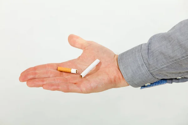 Primer plano del cigarrillo roto en la mano masculina. — Foto de Stock