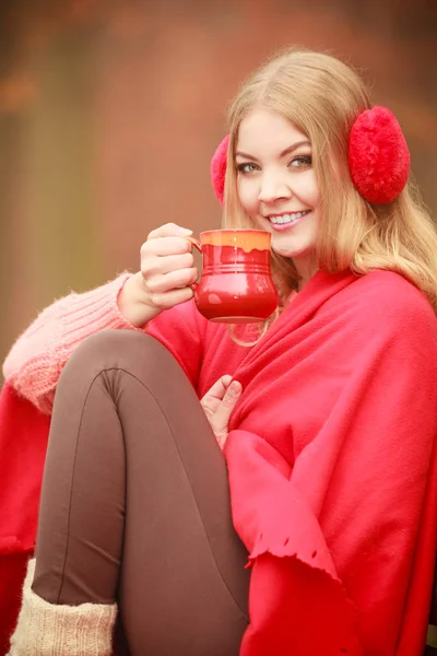 Chica en el parque de otoño disfrutando de bebida caliente — Foto de Stock