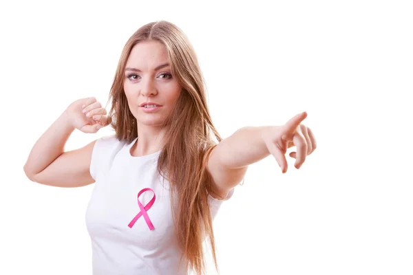 Nastro donna cancro rosa sul petto che punta — Foto Stock