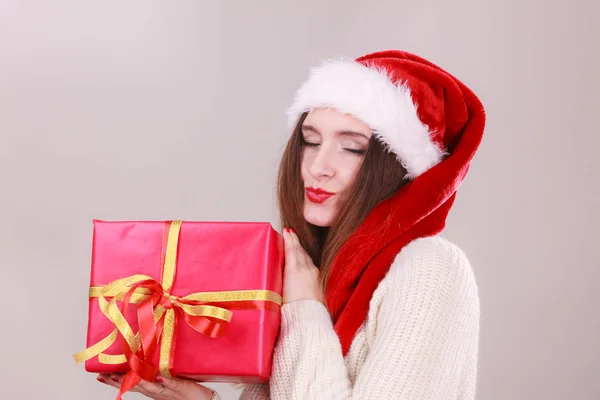 Mujer sosteniendo caja de regalo. Tiempo de Navidad — Foto de Stock