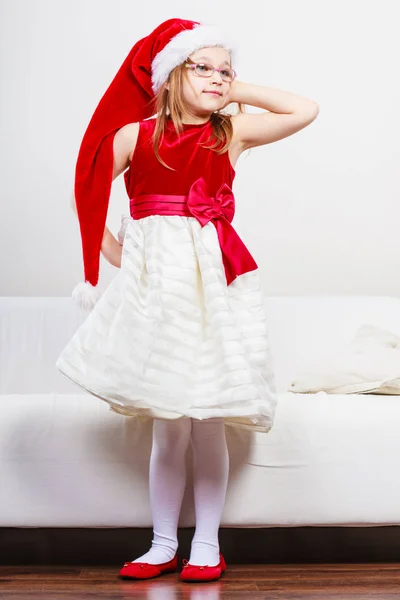 Chica de Navidad en traje festivo sombrero de santa — Foto de Stock