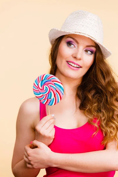 Woman holds colorful lollipop candy in hand — Stock Photo, Image