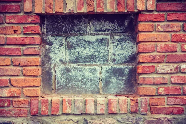 Mur de briques rouges avec des pièces en bois — Photo