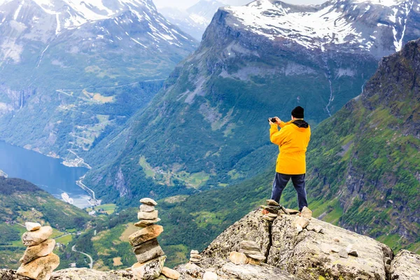 Toeristische foto van Dalsnibba uitkijkpunt Noorwegen — Stockfoto