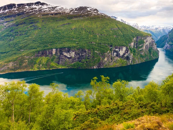 Kijk op de Geirangerfjord vanuit Flydasjuvet oogpunt Noorwegen — Stockfoto