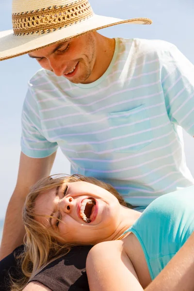 Mannen och kvinnan sittande grupp utanför — Stockfoto