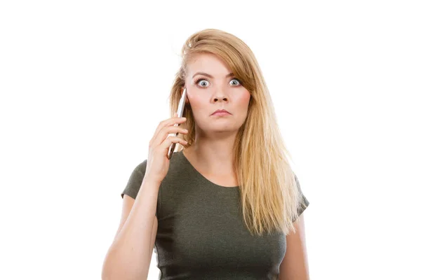 Mujer joven enojada hablando por teléfono —  Fotos de Stock