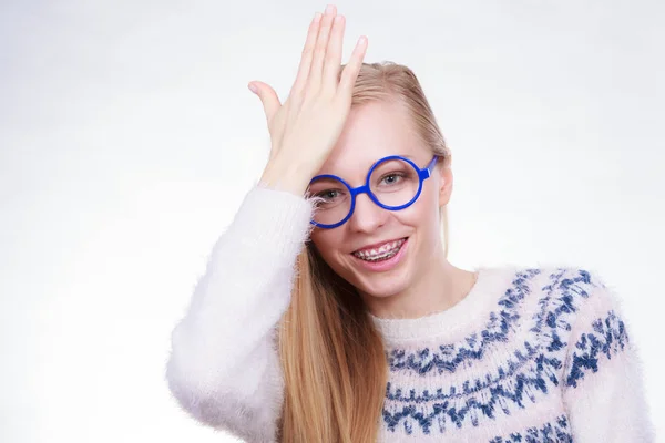 Nerd donna bionda che tiene la mano sulla fronte — Foto Stock