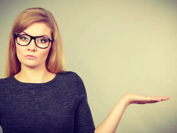 Nerdy kvinna i glasögon att vara förvirrad — Stockfoto