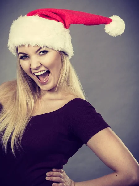 Femme heureuse portant le chapeau d'aide du Père Noël — Photo